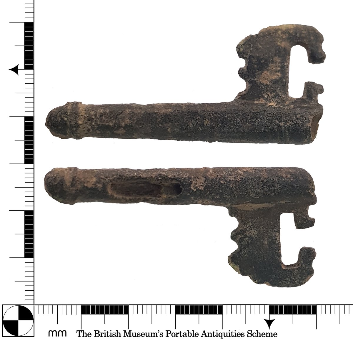 Locks and keys are symbolic of personal property, control and exclusion, so they are interesting items to record and study. This example is a medieval rotary key dating from c. AD 1200-1500. finds.org.uk/database/artef… #FindsFriday