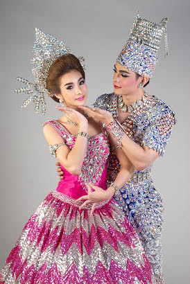 CKU_Officials's tweet photo. 📢📢 #ขอเป็นพระเอกในหัวใจเธอCKU 📢📢

งานครั้งนี้เรามีธีมการแต่งกายอีกแล้ว ในเมื่อเรามีลิเกงั้นเราลองมาแต่งองค์ทรงเครื่องในธีมของ ‘ลิเก’ เพื่อร่วมเป็นส่วนหนึ่งของกิจกรรมกันเถอะ!!

โดยมีชุดให้เช่าเปลี่ยนที่หน้างาน หากนักศึกษาหรือบุคลากรท่านใดไม่สะดวกในการสวมใส่ สามารถใส่ชุดไปรเวทธรรมดาได้แถมภายในงานยังมี  แบคดรอป  ให้ถ่ายรูปเล่นกันได้ด้วย!

ภาพแบคดรอป : https://t.co/Bwjsgig7tQ