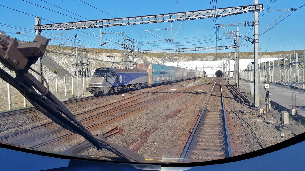 As we approach the 30th anniversary of the opening of the Channel Tunnel on 6th May, how about a thread on this incredible piece of engineering? Let's start with how many tunnels there are? It's actually 3! 2 rail tunnels and a smaller service tunnel. #ChannelTunnel30 🇫🇷🚆🇬🇧