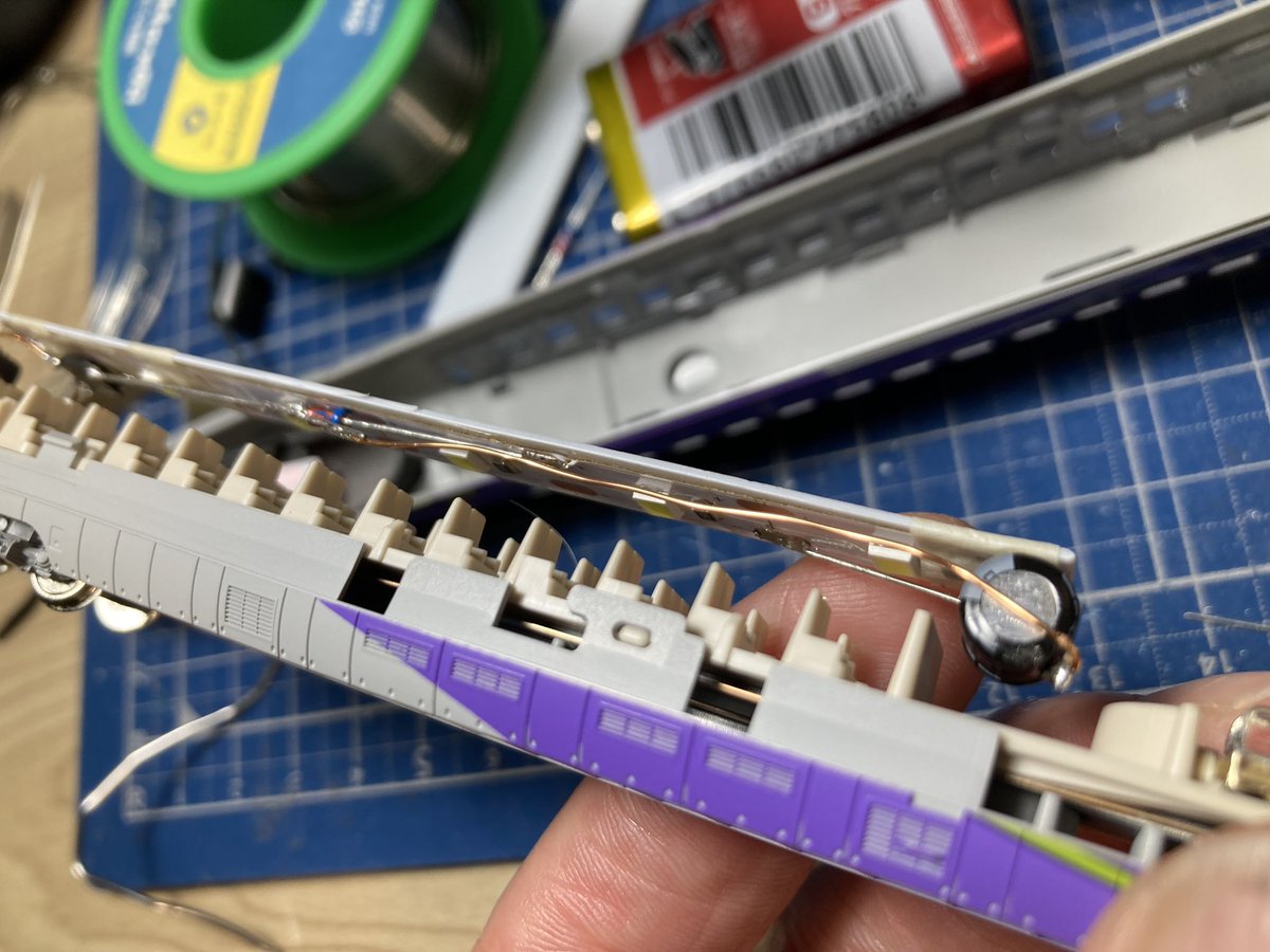 yumixx200mamiya's tweet photo. kato500系typeEVAに自作室内灯装着を試みる、集電部にチラつき防止用のコンデンサつけるスペースが無いので前方へ無理くり付けた^^;
#nゲージ #kato #500系 #typeeva #自作室内灯 https://t.co/95RSZHYk15