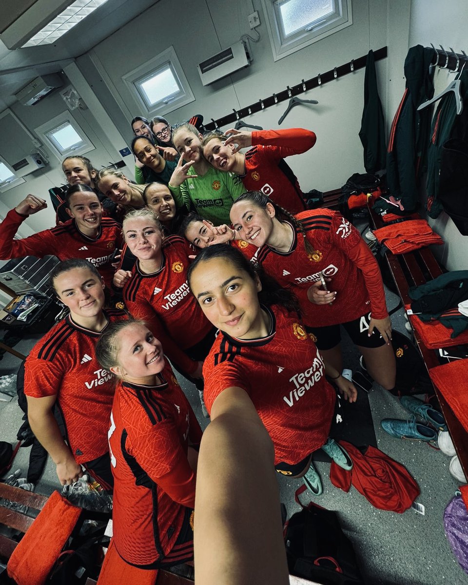 Time for a title-winning selfie 🤩🤳

#MUWomen
