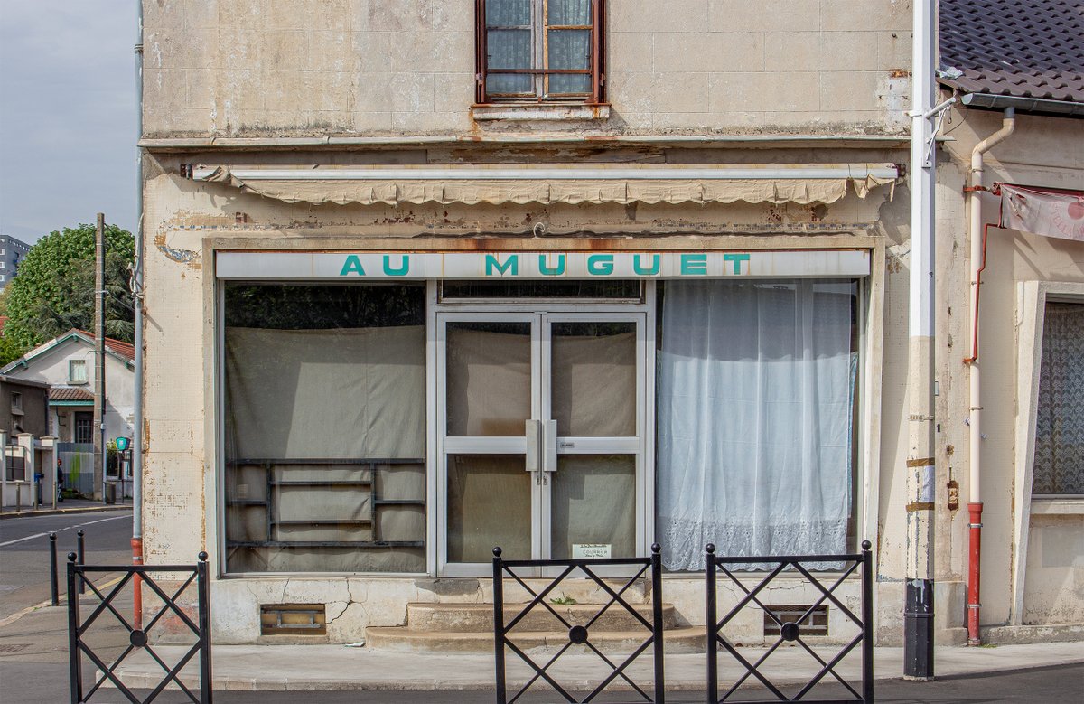 Au muguet... vieille enseigne à Neuilly-Plaisance
Avril 2019

#tracedupasse #ghostsign #ghostsigns #signefantome #signesfantomes

👉 instagram.com/pixdar