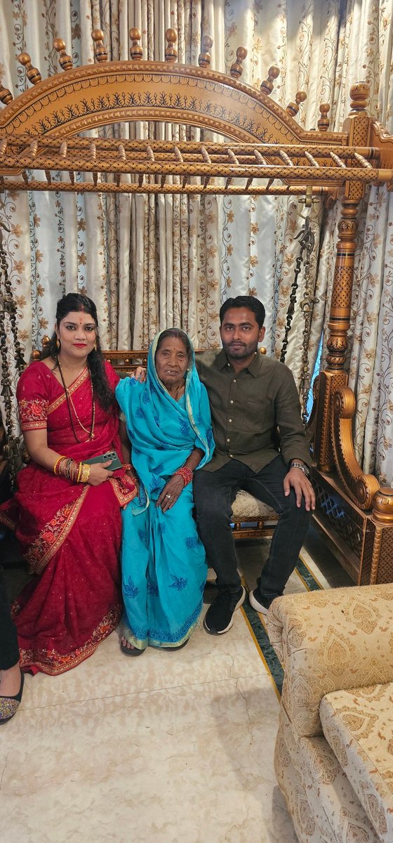 KumarJnb's tweet image. ज़िन्दगी पल-पल ढलती है, जैसे रेत मुठ्ठी से फिसलती है कुछ खोकर पछताना क्यों, ज़िंदगी जैसी भी है बस एक ही बार मिलती है।