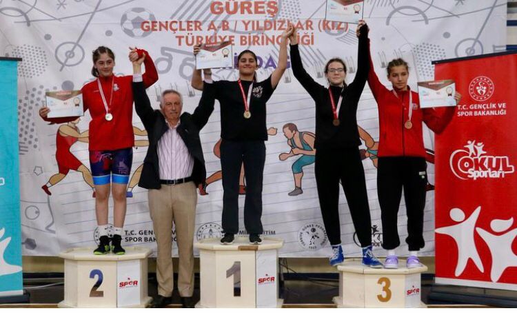 Öğrencimiz MEDİNE BIYIK, 62 kg serbest güreş yıldızlar kategorisinde Türkiye birincisi olmuştur. Kendisini tebrik ediyoruz.