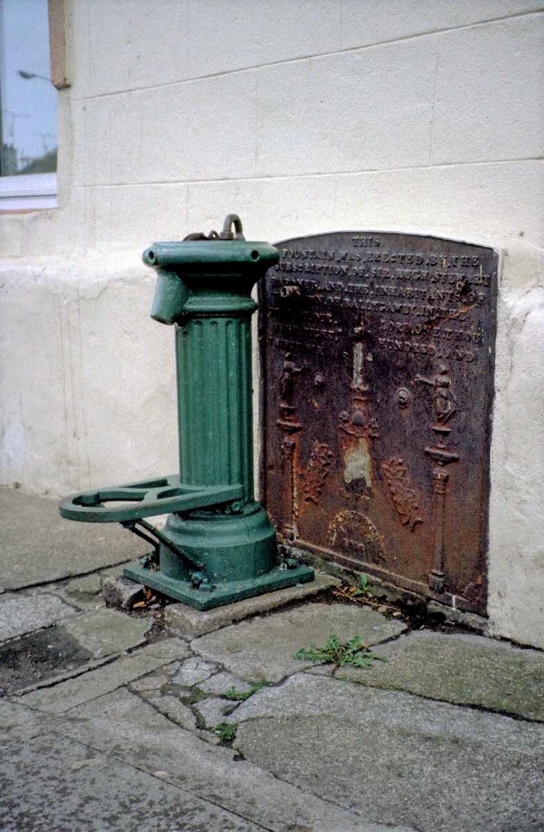 Water Pump, Main St, Ballygawley 📍BT70 2HE
Grade B1. An unusual combination of a well-detailed late-Georgian cast iron plaque referring to an earlier public water supply, and a replacement fountain probably installed in the early twentieth century. #LoveHeritageNI #Listingat50