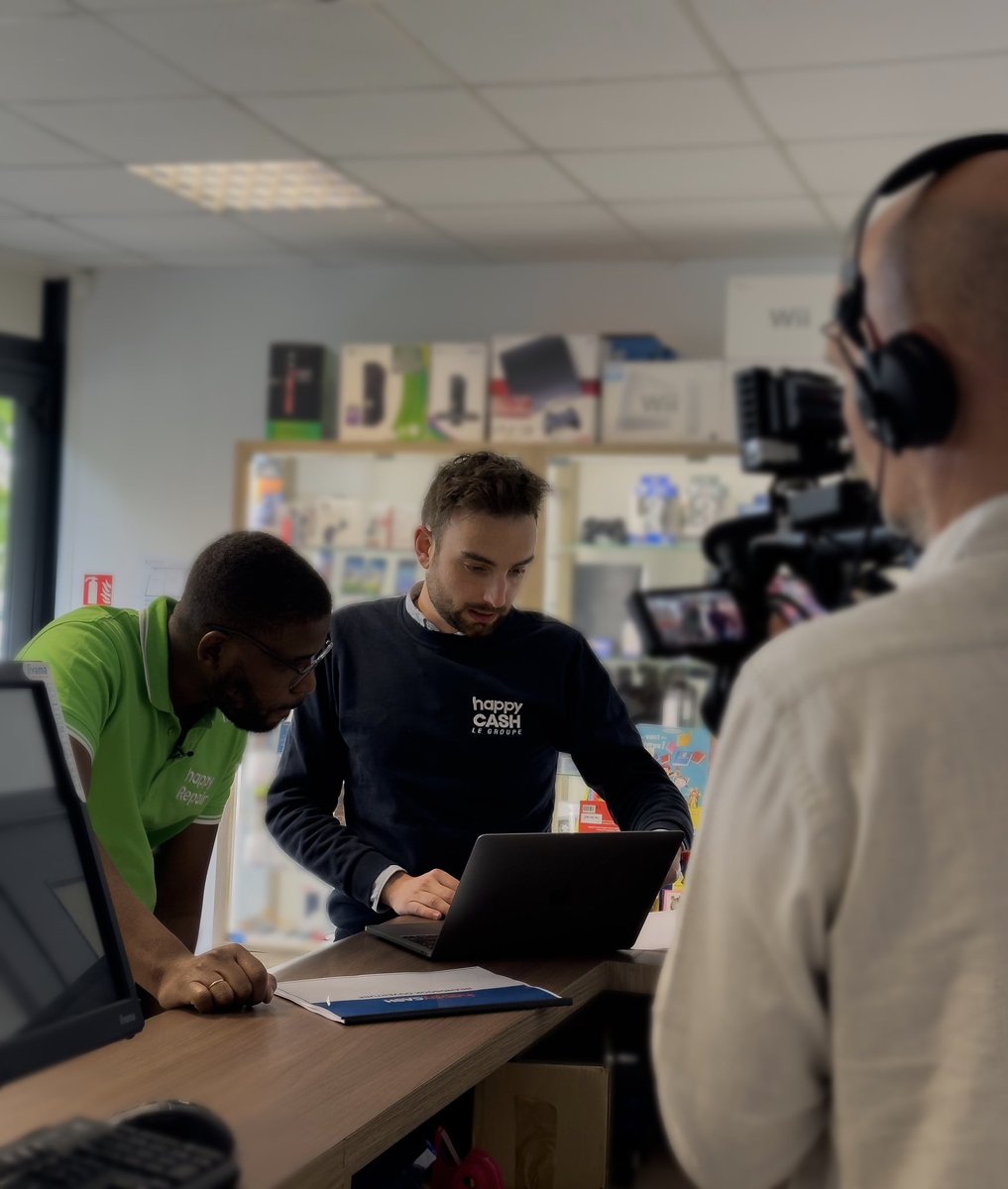 HappyCashGroupe's tweet photo. 🎬📺 Notre qualité d'accompagnement bientôt à la une du groupe @M6Groupe ! 

🤩 Le magasin Happy Cash de #VaulxenVelin ouvre prochainement et notre franchisé est déjà sous les projecteurs auprès du groupe #M6 qui était dans nos locaux ce mardi. 

#HappyCash #Franchise #M6 https://t.co/2dKa4WMfr4