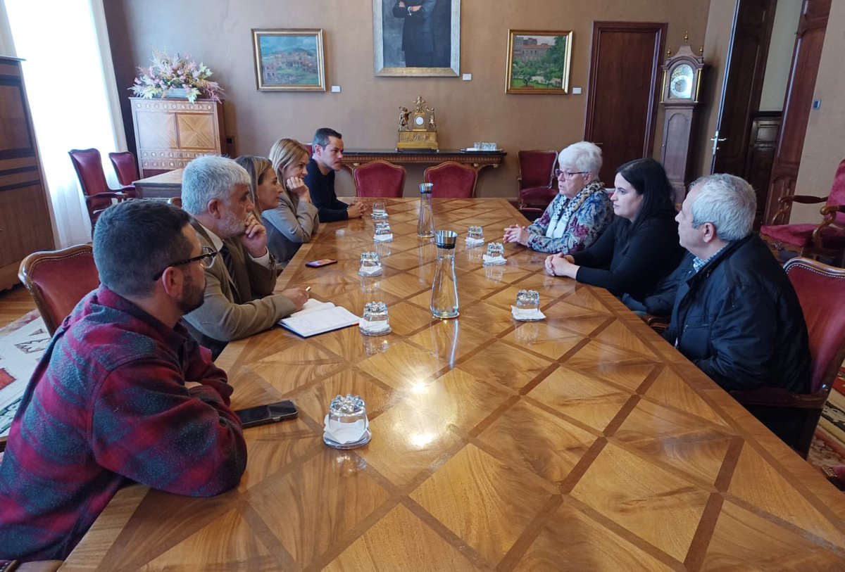 IUgrupoJGPA's tweet photo. 🇵🇸@Delcais hoy hemos estado con Jyussarah Abdallah Vargas directora de la
Uɴɪᴏ́ɴ ᴅᴇ Cᴏᴍɪᴛᴇ́s ᴅᴇ Mᴜᴊᴇʀᴇs ᴅᴇ Pᴀʟᴇsᴛɪɴᴀ, organización galardonada con el III Premio de Cooperación de 
Asᴏᴄɪᴀᴄɪᴏ́ɴ Pᴀᴢ ʏ Sᴏʟɪᴅᴀʀɪᴅᴀᴅ ᴅᴇ @CCOOdeAsturias. #PalestinaLibre https://t.co/jN1o4dqPh1
