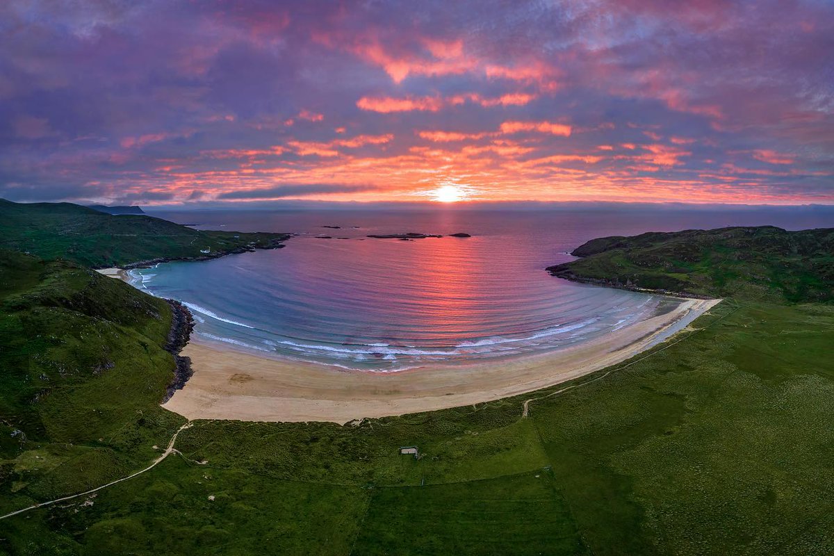 Caught in a moment of pure magic beneath Donegal's rosy skies 🌄💖 We want to know how would you spend a beach day here? If you need some inspo we've got the ultimate guide right now at the link: bit.ly/3xP5jfl 📸 garethwrayphotography [IG] #KeepDiscovering