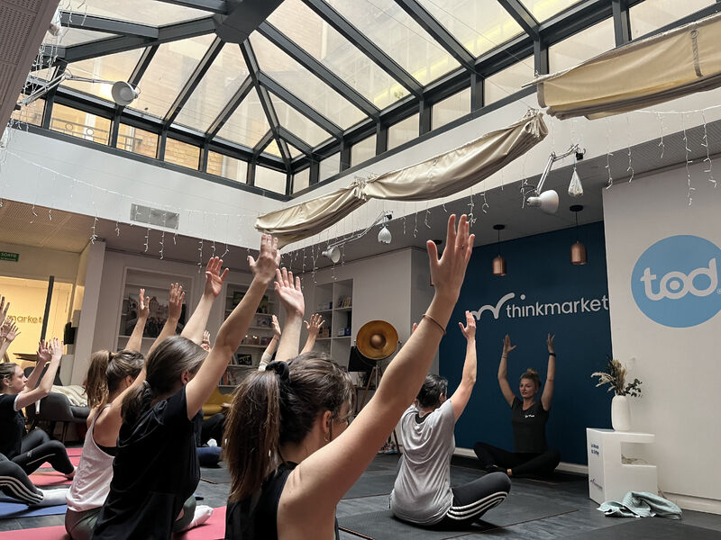 Thinkmarket_'s tweet image. #Cablife🧘 | Mardi dernier, nous avons organisé une séance de #Yoga Vinyasa au Flagshift, en collaboration avec Yo'Time. 

Chez Thinkmarket, le bien-être de nos collaborateurs est au cœur de nos priorités 💫

Envie de nous rejoindre ?👉 lnkd.in/ejccYwXh

#itstimetoshift