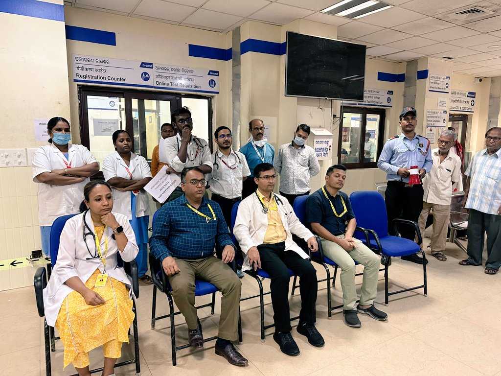 Today, on #WorldMalariaDay, @AIIMSBhubaneswr, Dept. of #GeneralMedicine took a proactive step by organizing a public awareness campaign for OPD patients. Executive Director Dr. Ashutosh Biswas emphasised to combat malaria, highlighting its preventable nature & curability.