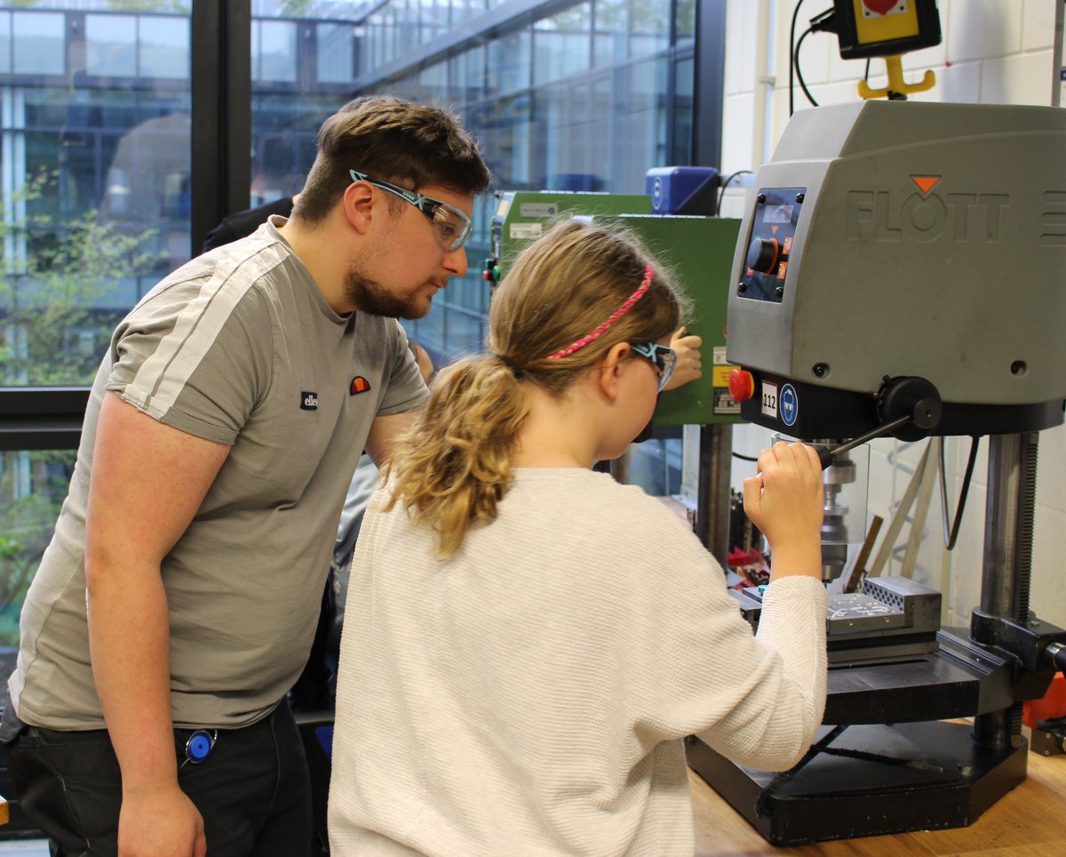 Lots of science and hands-on activities for the participants of today’s #FutureDay at #MPSGoettingen: learning about the life of #stars, studying #meteorites under a #microscope, working under #cleanroom conditions and drilling in our mechanics workshop. #Zukunftstag