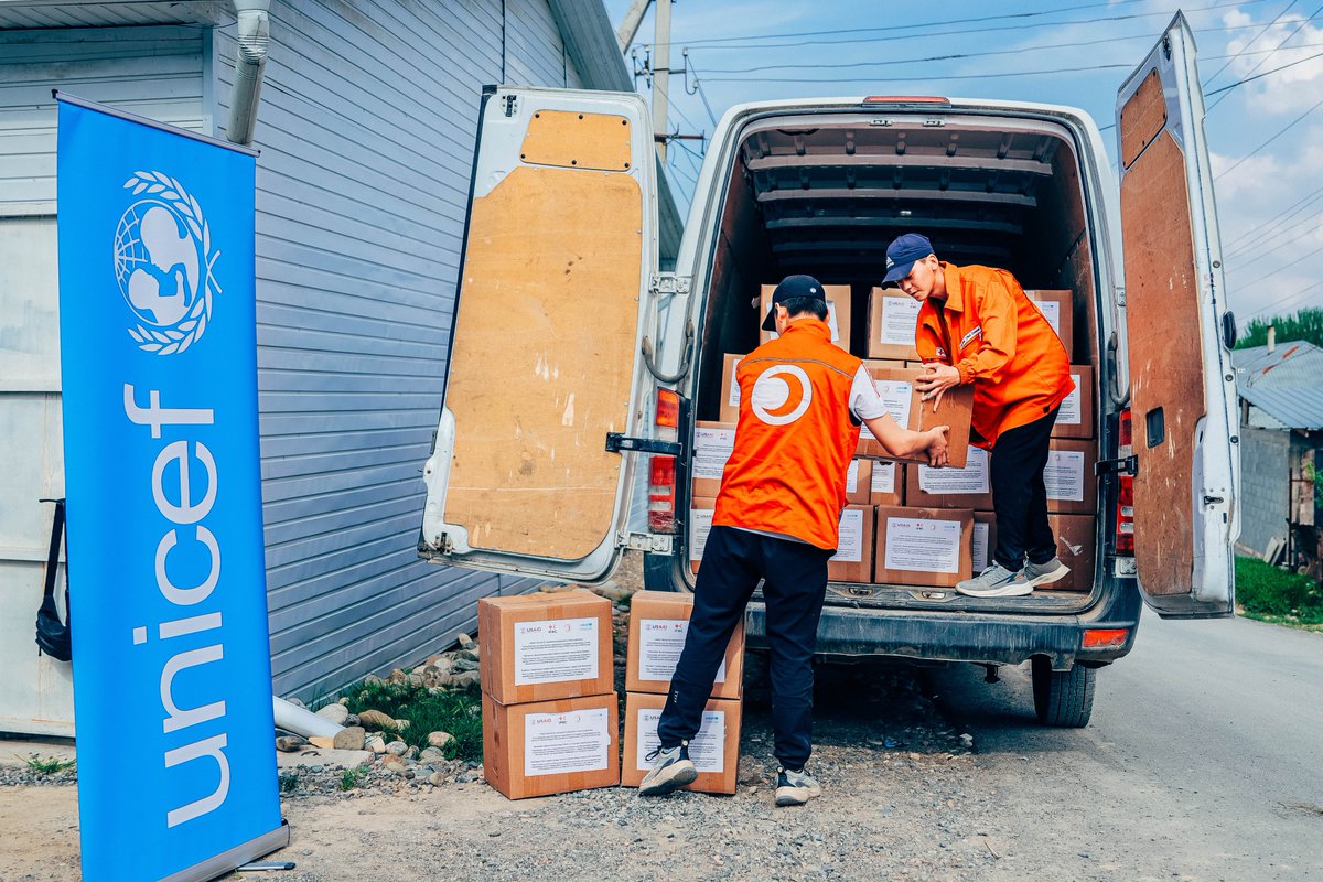 In Kyrgyzstan, @unicefkg is partnering with @redcrescent_kg to deliver essential supplies to children and families affected by floods in the country's south. The hygiene kits with soap, toiletries, detergent, diapers and more offer relief during this emergency.