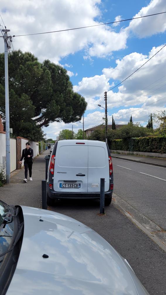 'Je me suis fait renverser à vélo hier ch. du Séminaire à Toulouse; à cause d'une voiture garée sur la piste 🚲. Heureusement j'ai ralenti, le danger est partout. Le conducteur sortant de la résidence a été choqué, plus que moi d'ailleurs.' Collège Rosa Parks près rte Launaguet