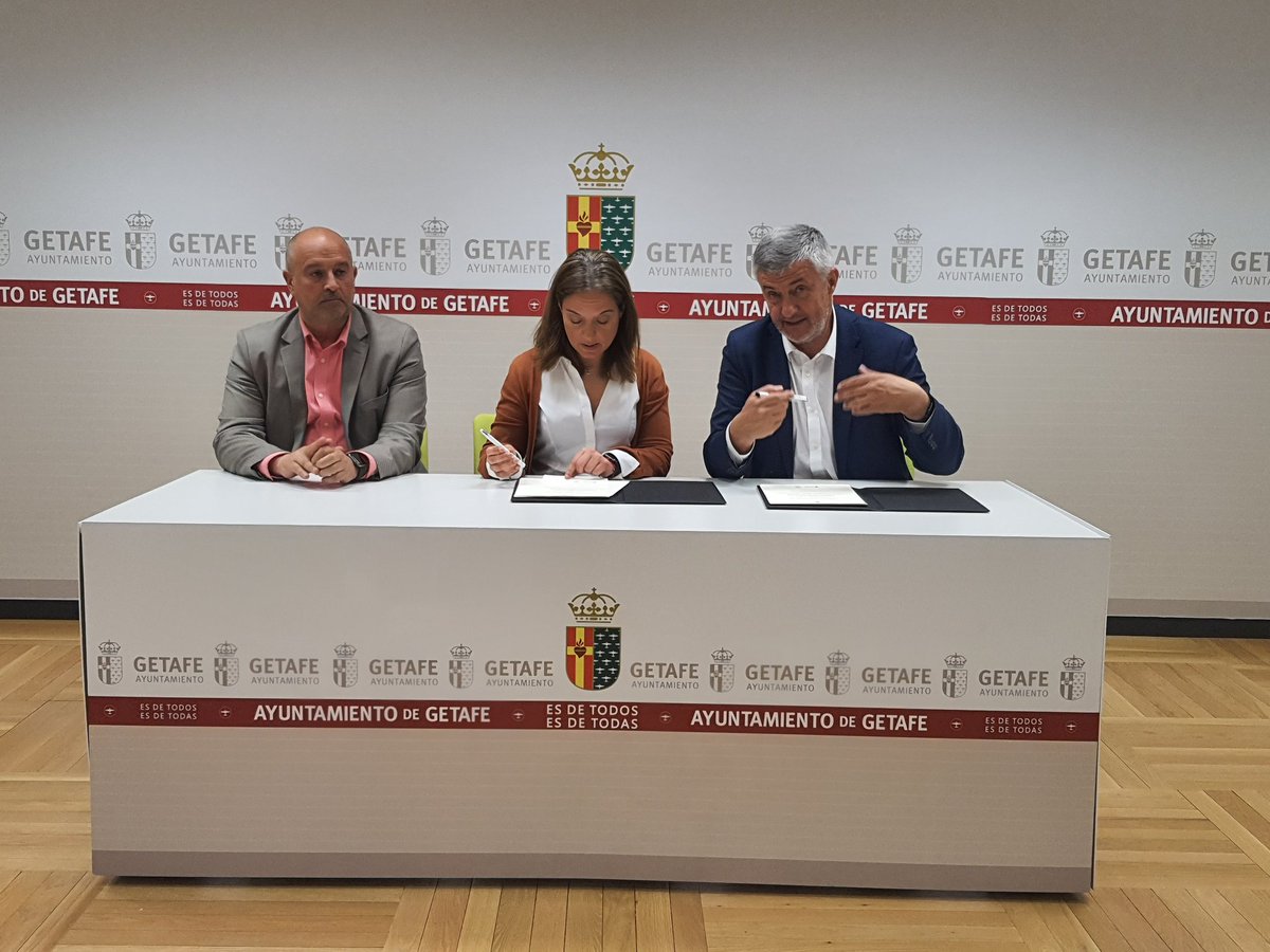 Enrique Álvarez, presidente de la @FEDEDDF, y Sara Hernández, alcaldesa de @aytogetafe, firman un convenio de colaboración para un proyecto de #deporteadaptado y #deporteinclusivo en la localidad madrileña #Getafe #Deporte #DeporteenGetafe