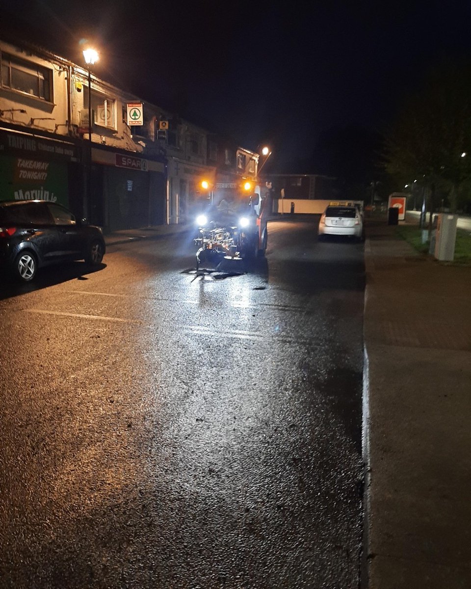 🌅 🚜 It was a clean sweep for our cleansing team in Monkstown this week weeding roads and pathways. This work is done in the early morning in busy areas of the County, and places where cars would normally be parked all day.