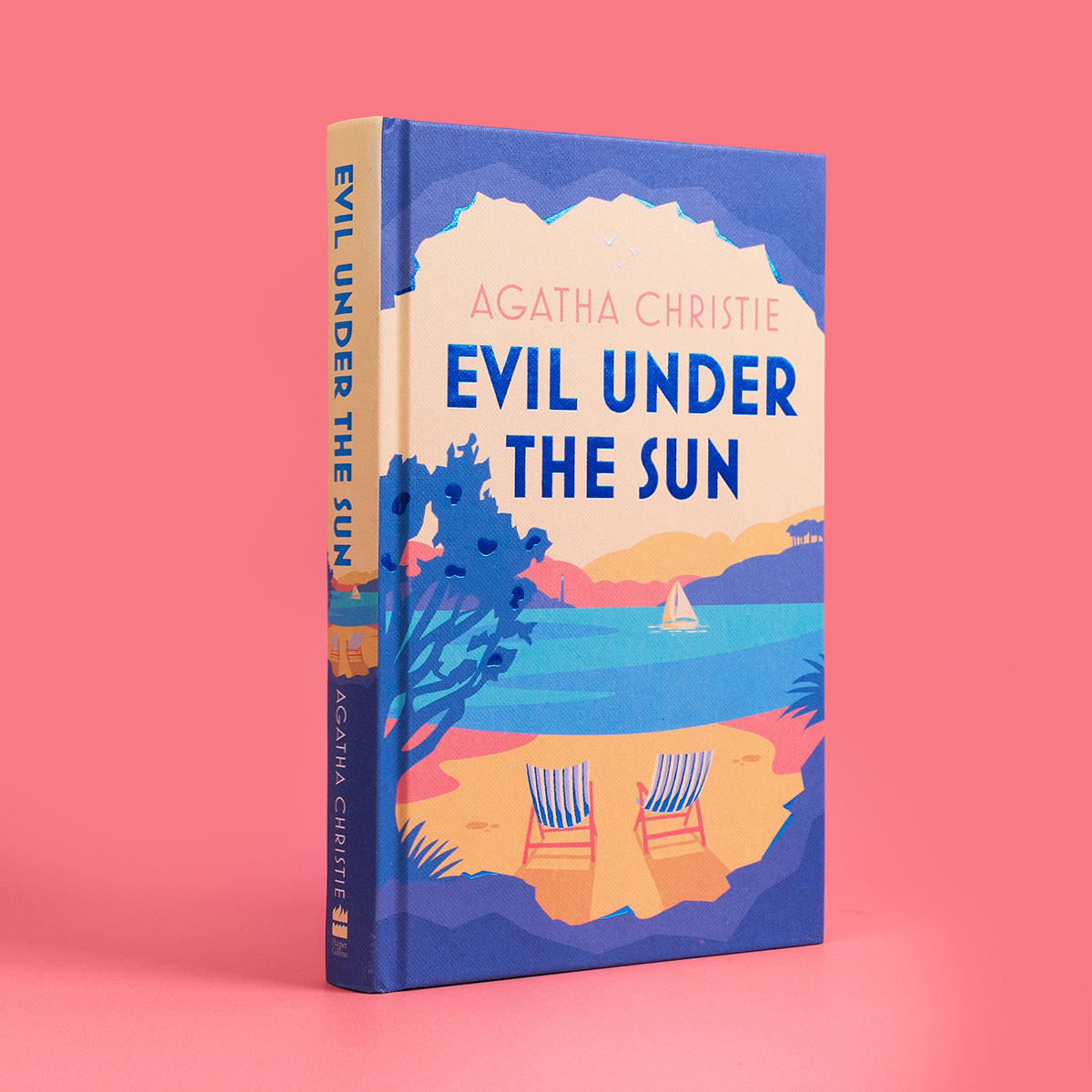 On this luxury retreat everyone is a suspect... ☀️🔎 Discover the gorgeous new hardback edition of @agathachristie's sun-drenched mystery of desire and murder. #EvilUnderTheSun is out now: waterstones.com/book/evil-unde…