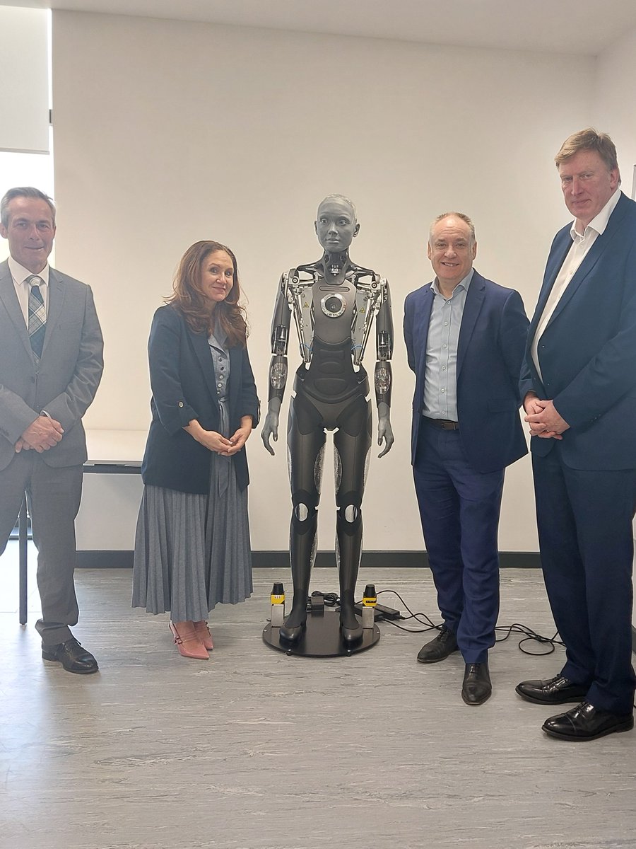 Thanks to @RichardLochhead for visiting the #NationalRobotarium again today. As well as meeting #Ameca, the Minister discussed with CEO Stewart Miller the future of robotics in Scotland and its role within the global economy. 🏴󠁧󠁢󠁳󠁣󠁴󠁿🤖📈 @scotgoveconomy @HeriotWattUni @scotent