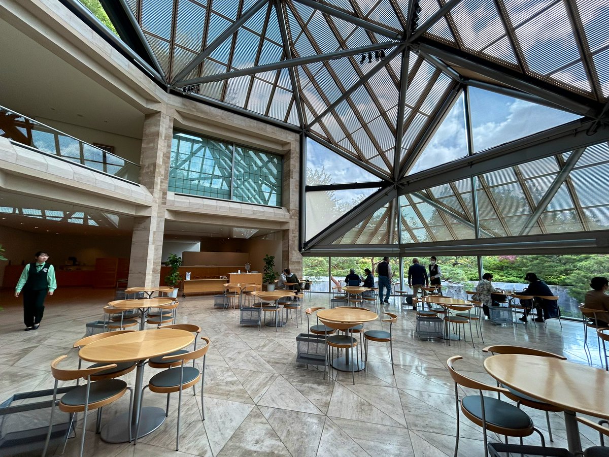 信楽・MIHO MUSEUMへ連れて行ってもらった💠設計はルーブルのガラスのピラミッドでおなじみのI.M.ペイ。やわらかな印象のライムストーンとガラスの天井に包まれた明るいエントランスホール、ガラス越しに目に入る庭園の緑にも癒される贅沢な空間を味わった。