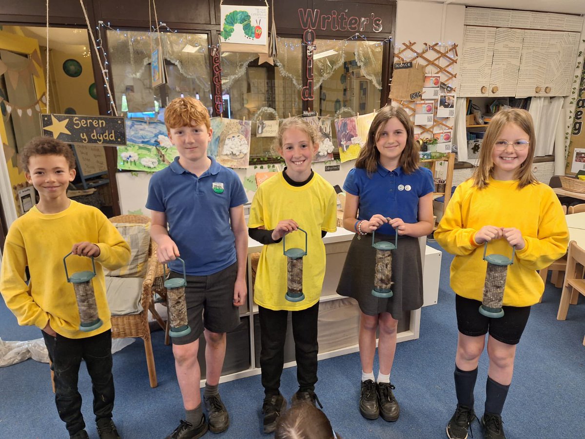 Today the Eco Team are using feeders to make sheep’s wool available for birds to build their spring nests