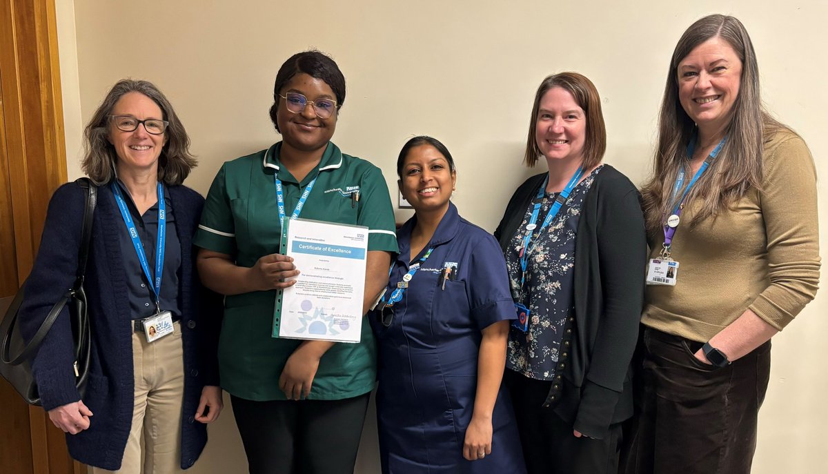 A huge well done to Roberta, Clinical Research Practitioner at @ManchesterCRF at @NorthMcrGH_NHS for receiving her R&I Certificate of Excellence🎖️. Roberta is new to R&I and has displayed a proactive approach and positive attitude which has enhanced team dynamics👏.