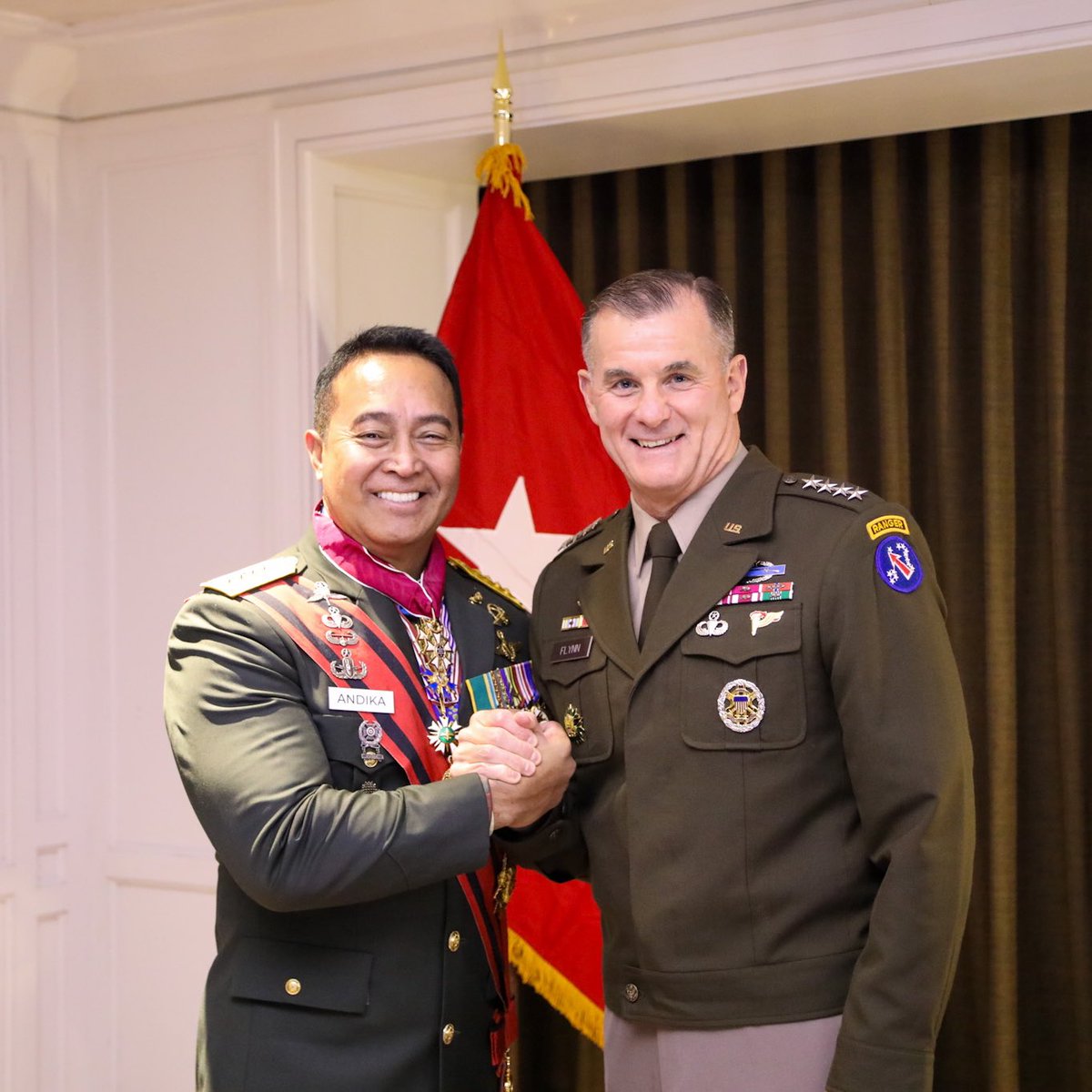 Unity is strength!

Honored to celebrate @tni_ad GEN (R) Andika Perkasa, by presenting a small symbol of the @DeptofDefense's gratitude for his outsized contribution to the Landpower Network and to a #FreeandOpenIndoPacific.

#ArmyinthePacific

@INDOPACOM @USARMY @USARPAC