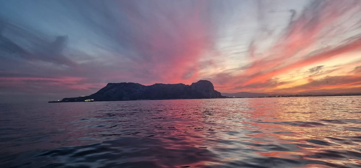RNGibSqn's tweet photo. Another spectacular #sunset over the Rock of #Gibraltar seen last night by #HMSDAGGER during a sovereignty patrol of British Gibraltar Territorial Waters. Let’s see yours @RAF_Gib and GDP! @MODGibraltar @MetOGibraltar https://t.co/YIflpS2JjX