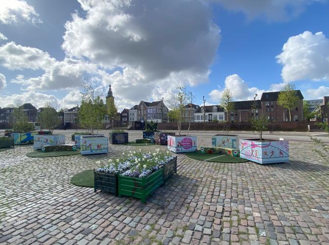 This week the #Walking #Park 🚶‍♂️ 🌳 was opened near at the Waalkade in @gem_Nijmegen. The pop-up park features Nijmegen scientists that explain what they are working on, and what impact this has on society. Make sure to check out Eric Maris’ story: 👉 ru.nl/en/about-us/ne…