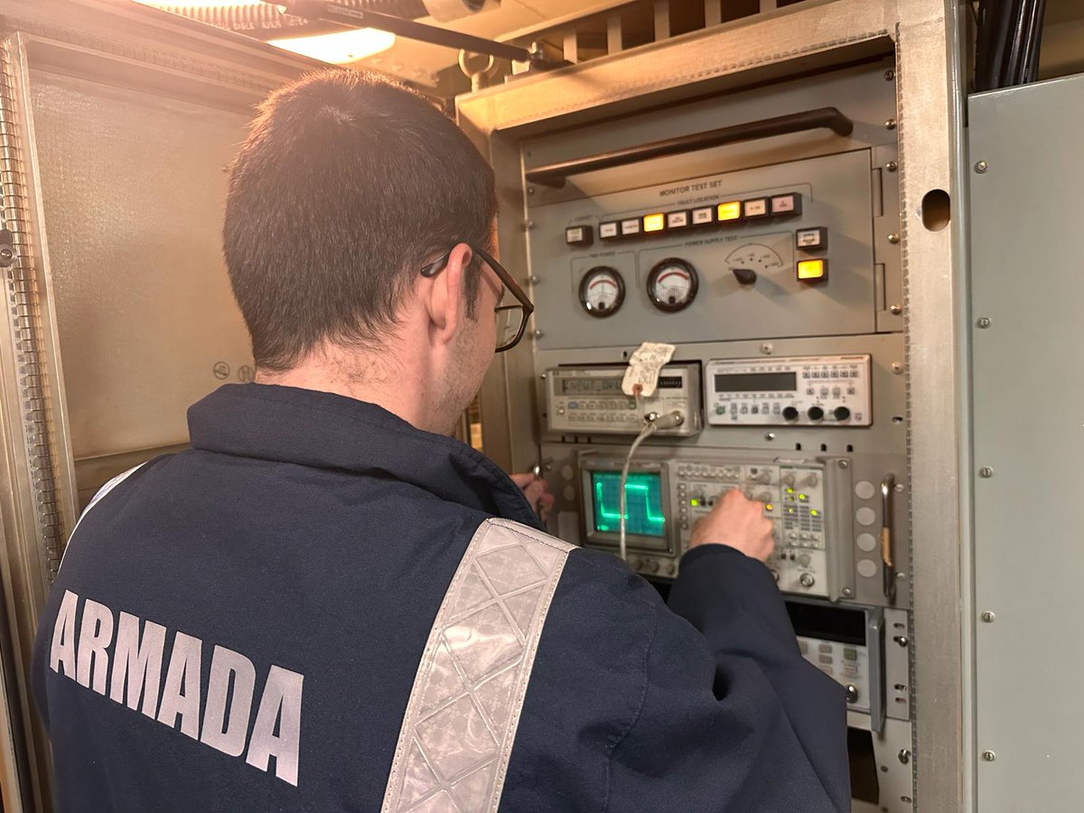 #FelizSábado. El personal destinado en el equipo de electrónica de la fragata #Canarias es vital para mantener la operatividad de los equipos y sensores del buque 🌊 @Armada_esp #MOPS