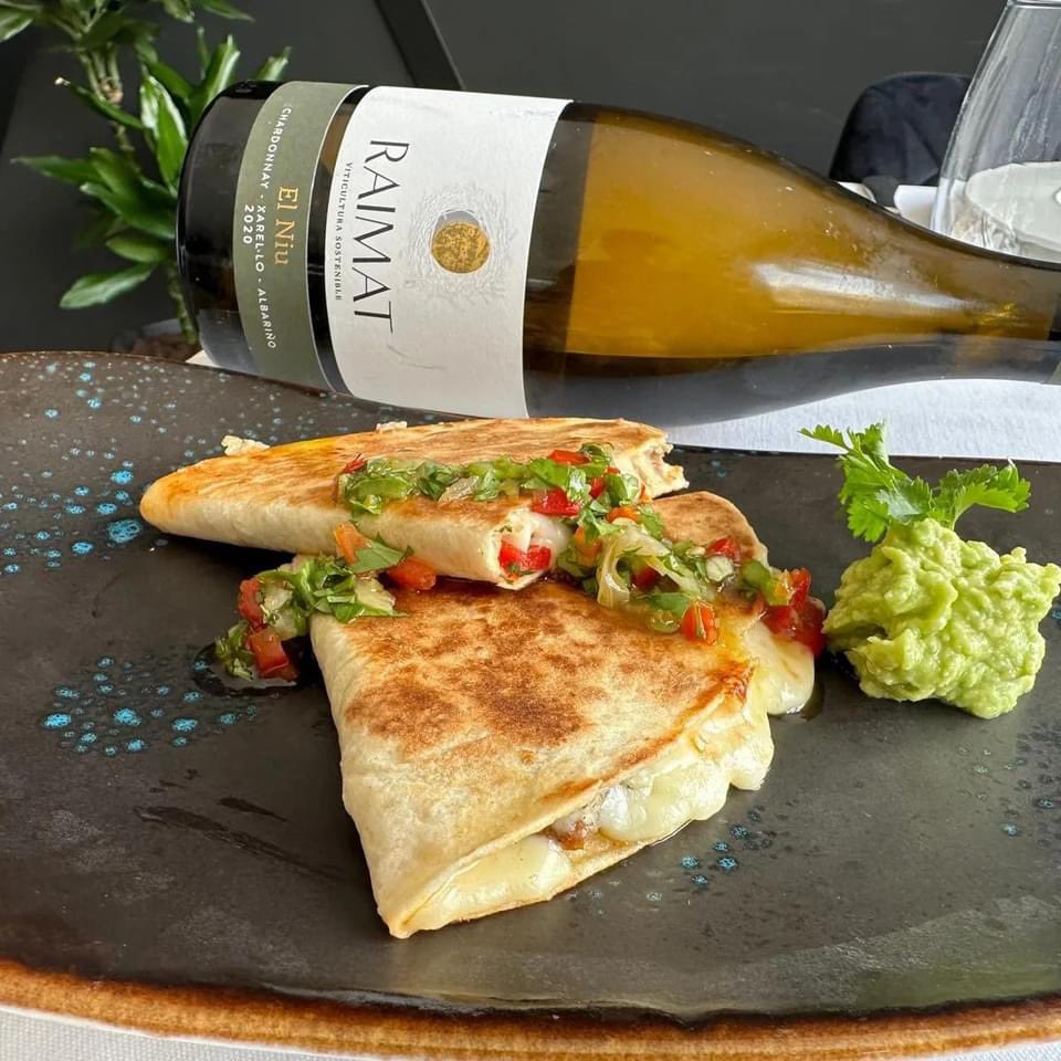 Al Castillo de Javier_ la 'quesadilla de cochinita y guacamole' 😋🍷. Avui #tastasalou👏👏
#saloufoodexperience
#gastronomia #cultura #cuina #catalunyafoodies #catalunyawine #ciutat #enologia #foodporn #foodies #foodlovers #instafood #foodpic #tasty #platillos #vins #caves #wine