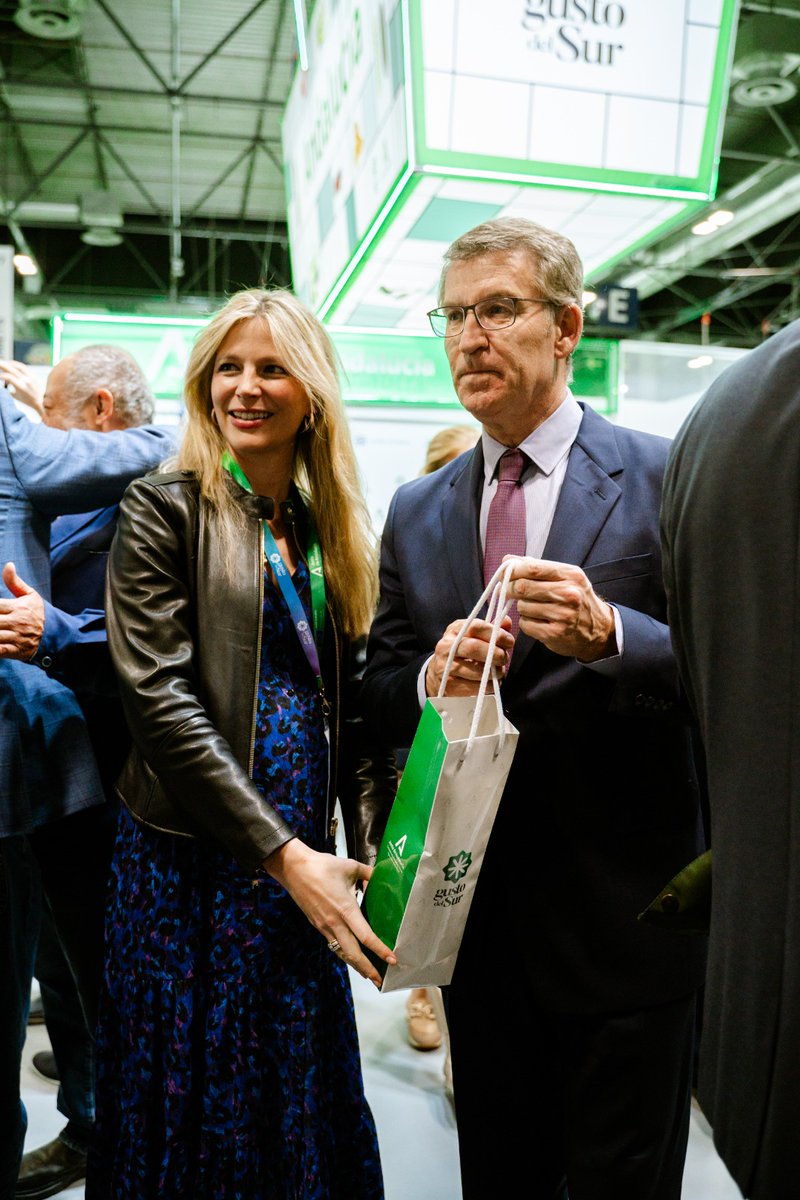 El Presidente del @ppopular, Alberto Núñez Feijóo, @NunezFeijoo, visita el pabellón de @AndaluciaJunta en el Salón Gourmets 2024. De la mano de la Delegada @titastolfi ha conocido nuestros productos andaluces. @AgriculturAnd @AgapaAndalucia @gustodelsurand