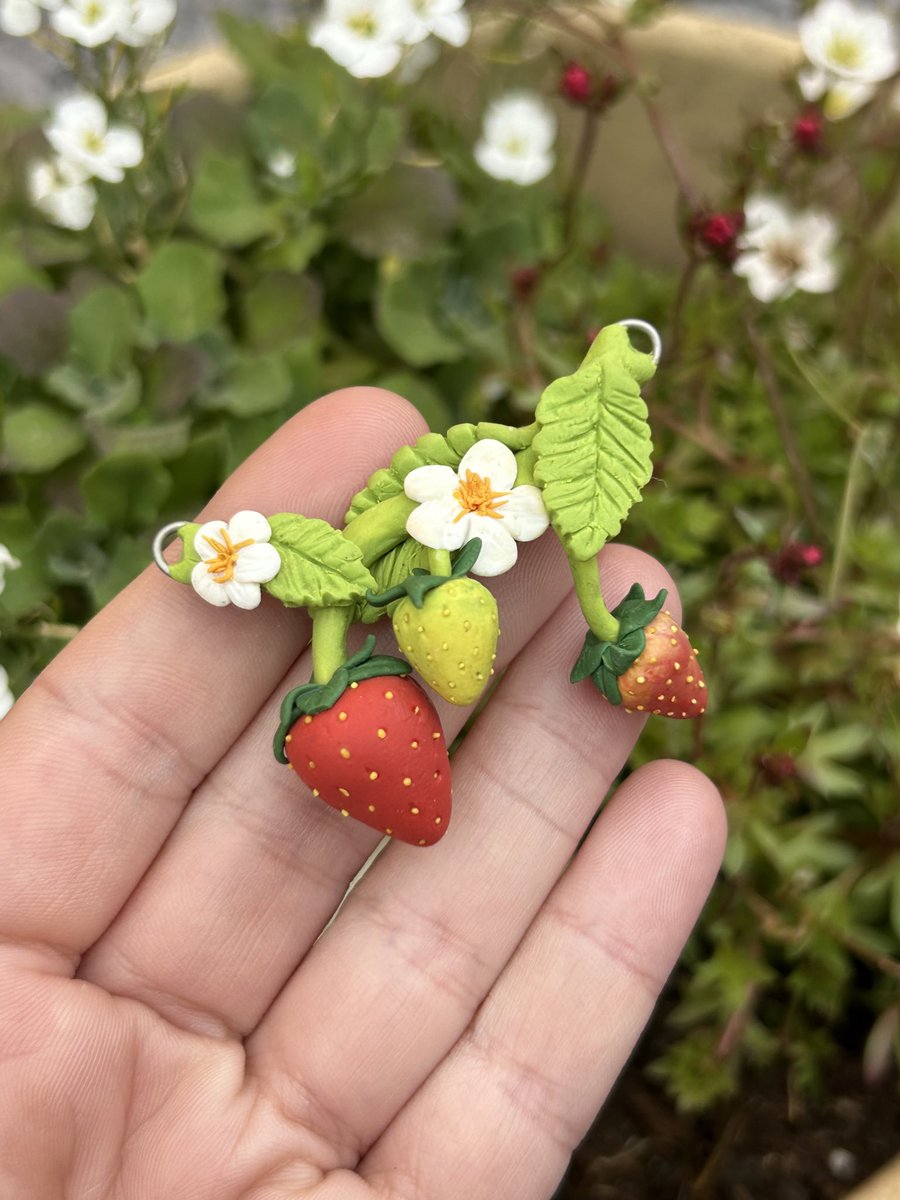 Made more strawberries 🍓🌱💫 Wip/unpainted 🫶