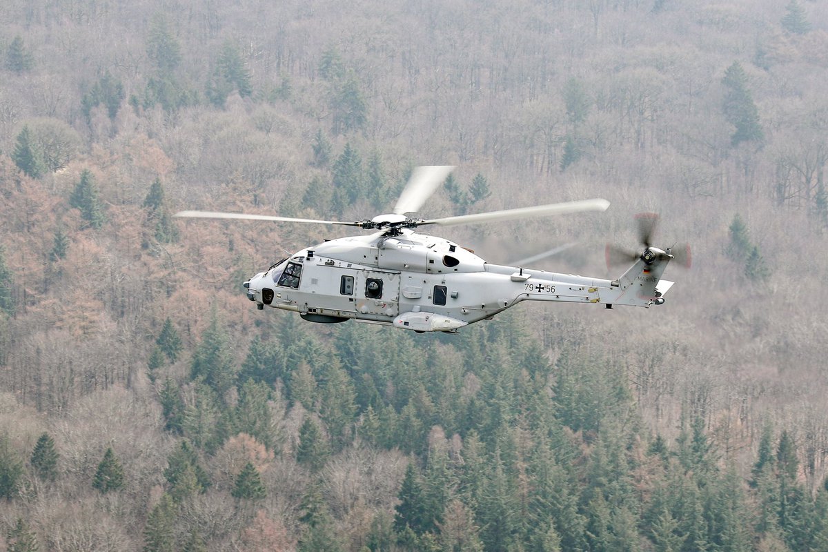 Auch die #Marineflieger aus Nordholz unterstützen den zweiten Tag in Folge bei der Suche nach dem vermissten #Arian aus Bremervörde. 5 Drohnen und ein Hubschrauber sind im Einsatz.