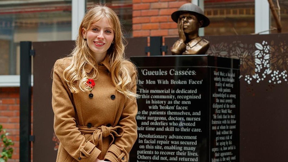 In 2019, Ellie Grigsby created the world's first memorial to the facially disfigured soldiers of WWI. Her work inspired me when writing THE FACEMAKER. Now, Ellie is struggling to finish the final year of her PhD due to a lack of funding. Please help - justgiving.com/crowdfunding/e…