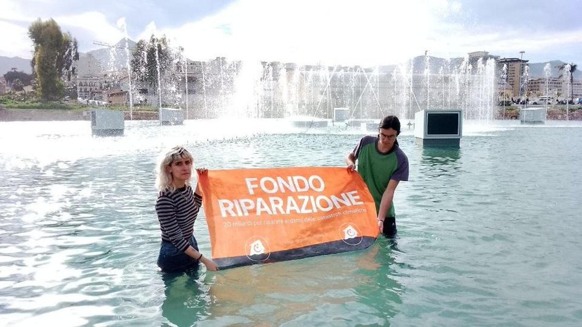 Contro gli sprechi d’acqua lavarono i panni nella fontana del porto. Foglio di via per tre attivisti. C’è anche una ragazza che così non potrà continuare gli studi palermo.repubblica.it/cronaca/2024/0…