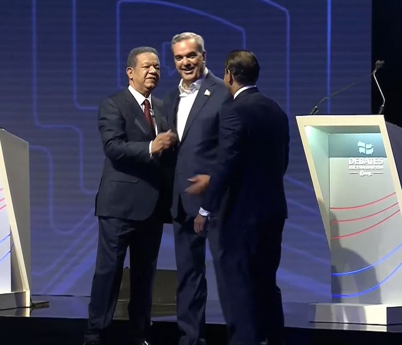 vpollantis's tweet image. Esta fotografía debe servir a los fanáticos para entender que los líderes no tienen posiciones personales, no son enemigos y se abrazan cuando es necesario.