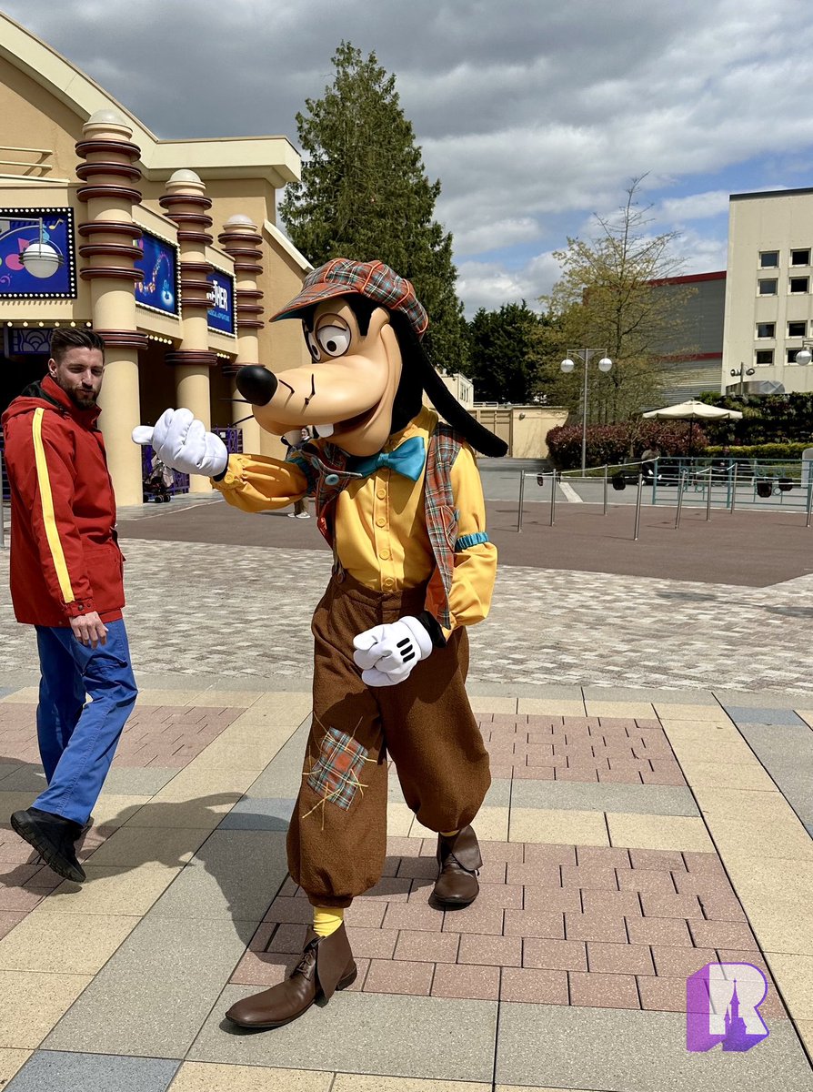 📍With the closure of Studio 1 and the new entry sequence, Producer Goofy is no longer using his photo location in Front Lot. Instead, Guests can catch him roaming Production Courtyard: