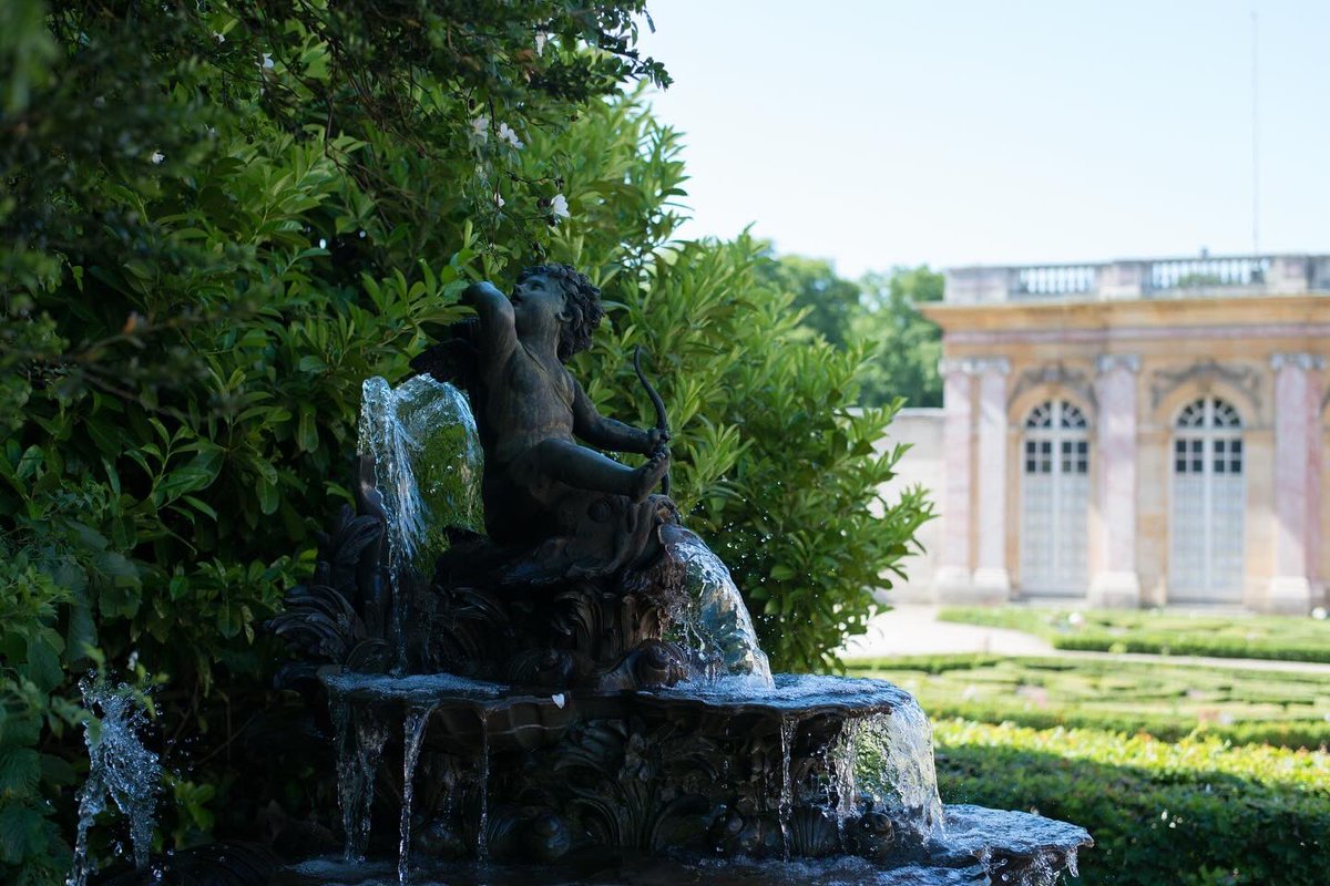 🌍 From May 2 to October 31, 2024, discover the Belles Eaux de Trianon and enjoy the Grand Trianon of the Petit Trianon. Opening hours: Tuesdays, Thursdays, Saturdays and Sundays, noon to 4 p.m.