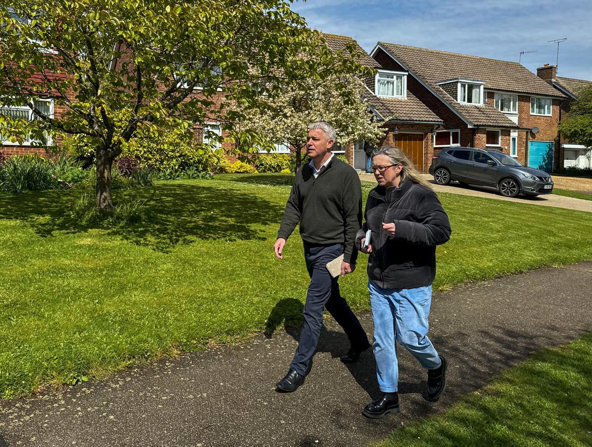 SteveBarclay's tweet photo. 🌳 Out campaigning today with @SallyAnn1066 and Hastings &amp; Rye @Conservatives. 

🗳️ Next Thursday #VoteConservative to secure a strong local team to deliver high quality services whilst keeping council tax as low as possible. https://t.co/PqhYgVCKux