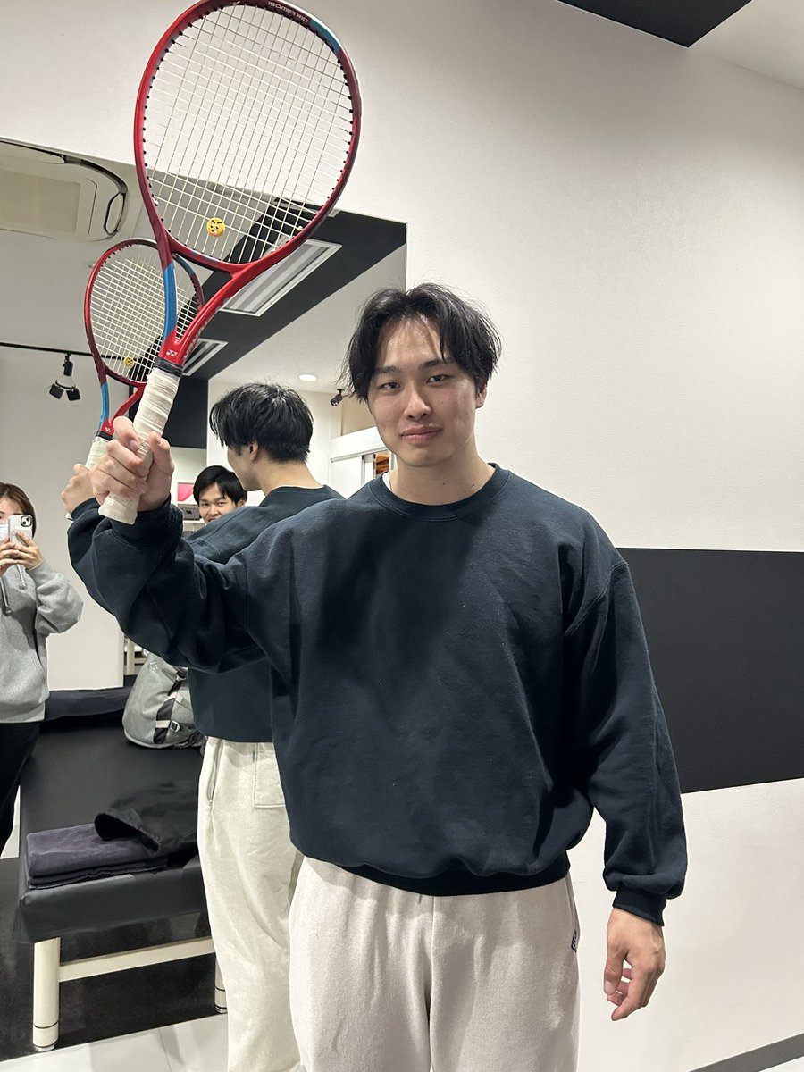 こんばんは
本日は、勇介がお客様から
ラケットをいただきました🎾

とても嬉しかった様で素振りをしていました✨✨