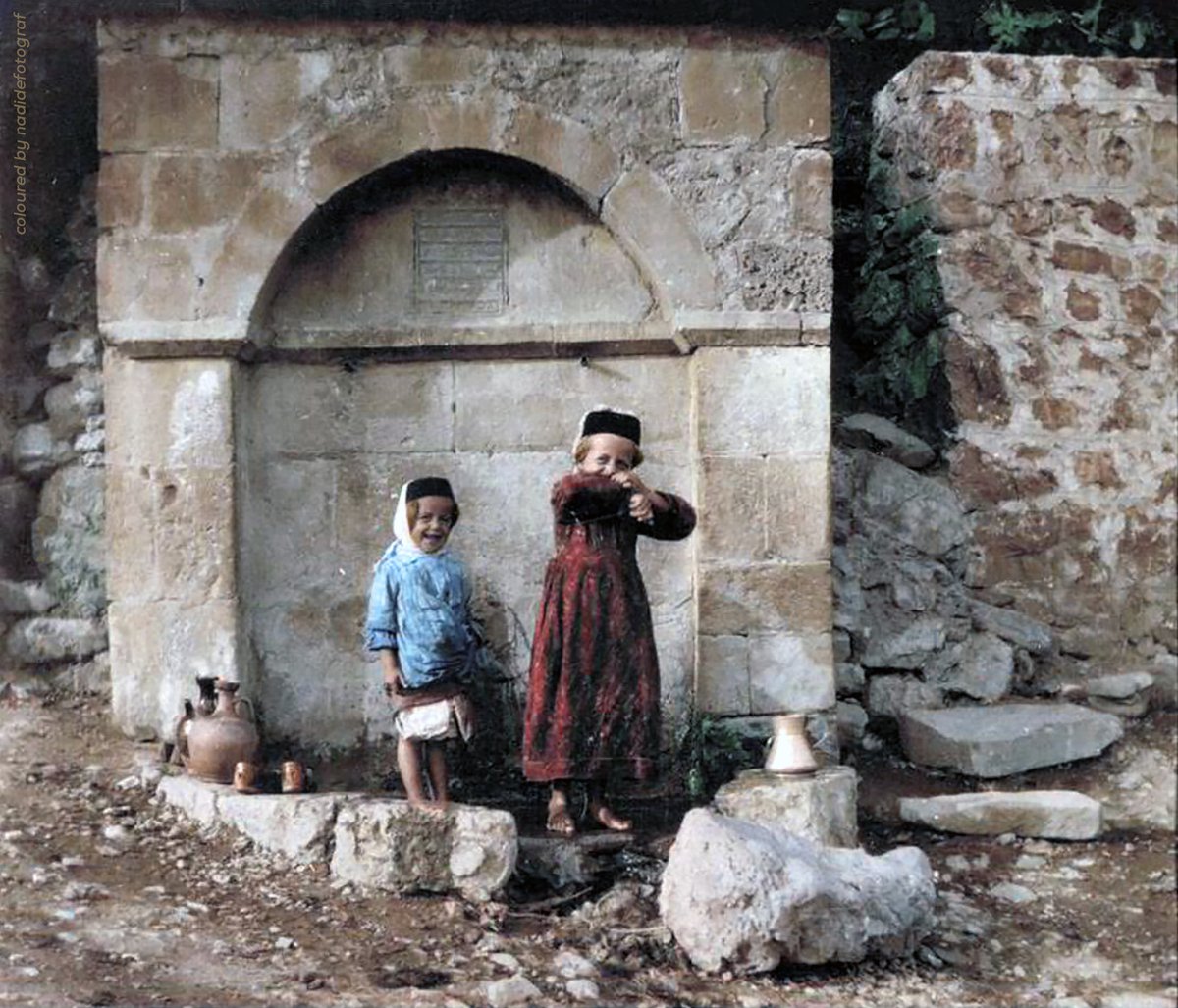 Kırım'da çeşme başında iki Tatar kızı, 1905
#Crimea #Crimean #Гурзуф #Алушта #Ukraine