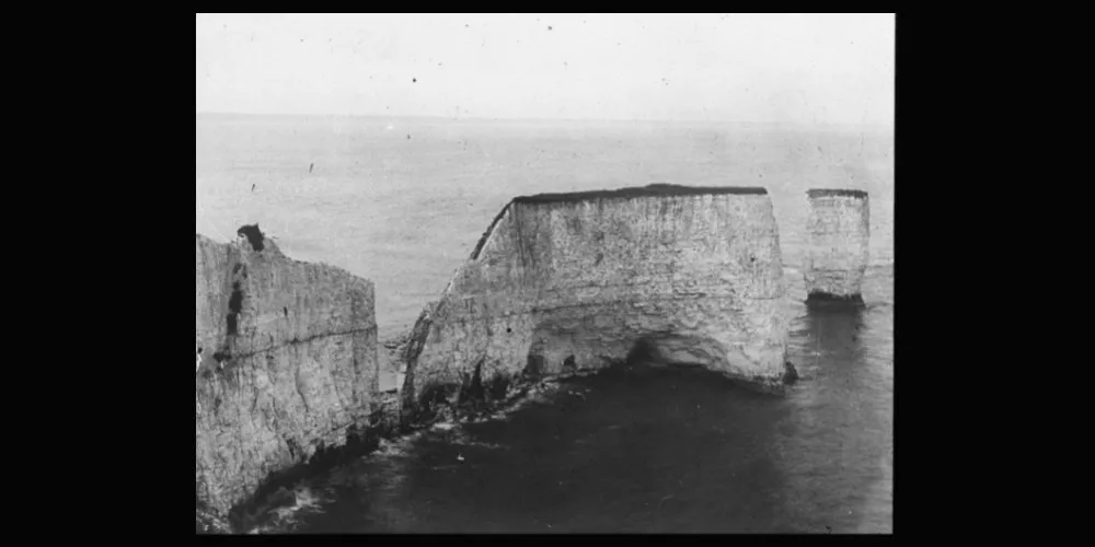 #geographyteachers no prizes for guessing where this is ... But when was the photo taken? It is part of a gallery of UK images from the @The_GA collection of lantern slides. Answer - and the full series of images - in the link below: geography.org.uk/lantern-slide-…