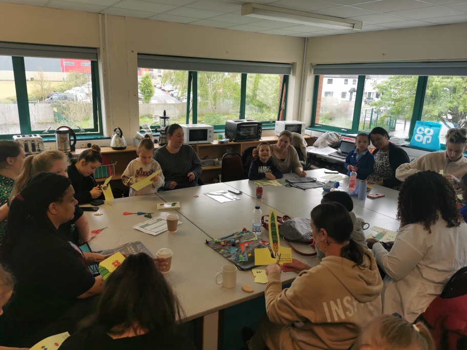 A busy morning creating our Story Sacks in our Families Learning Together Course. @CAVC_FLT @CAVC_Community @InvestorsinFamilies #tpsparents #tpswellbeing