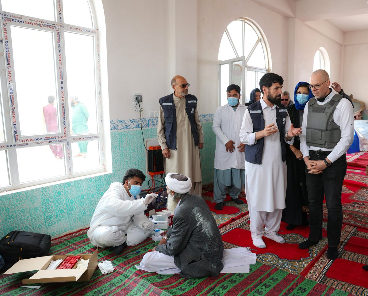 .@WHO welcomed a high-level delegation from the #EU to see ongoing efforts in the earthquake-affected area of Siaab in #Herat. Grateful for the steadfast support from the EU, a key donor, who aided communicable disease surveillance activities post the Oct 2023 earthquakes.