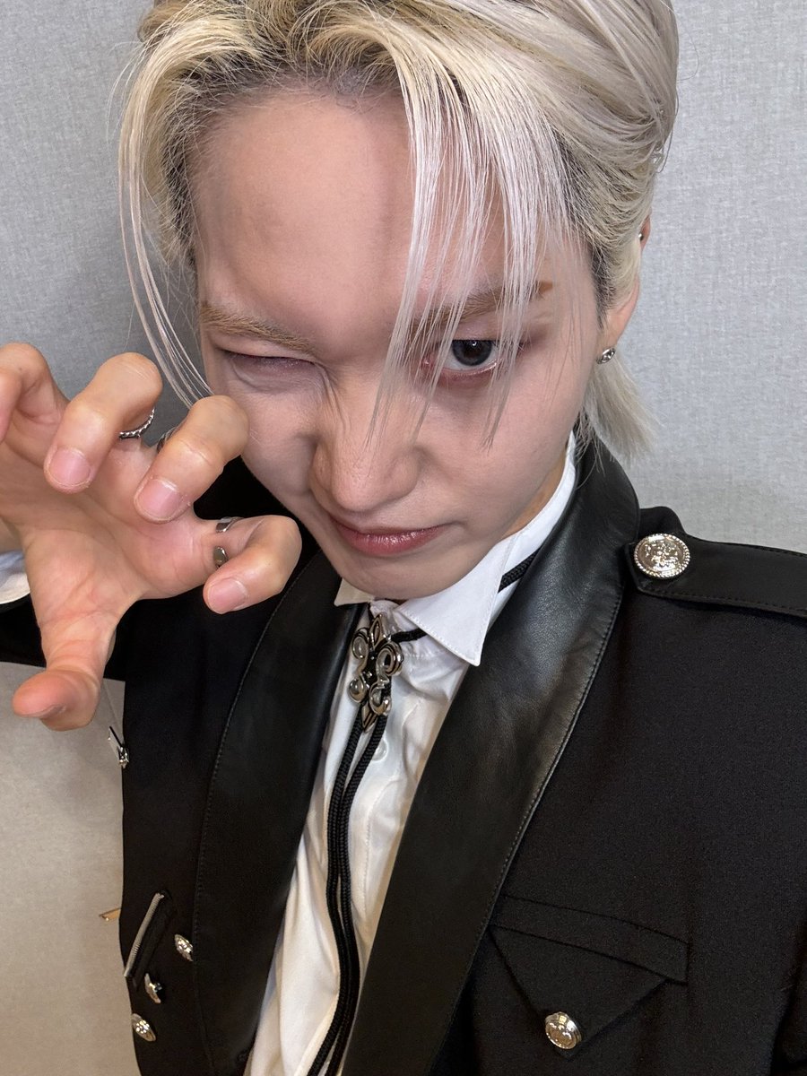 ONF_members's tweet photo. #온앤오프

엠카운트다운 안녕😈

음악방송 앵콜이라니 ~!! 너무너무 감사합니다❤️🖤

Bye My Monster 활동 우리의 FUSE덕분에 너무 재밌게 했어염❤️🖤

모두 안녕 😈 https://t.co/FNp8a6x3ml