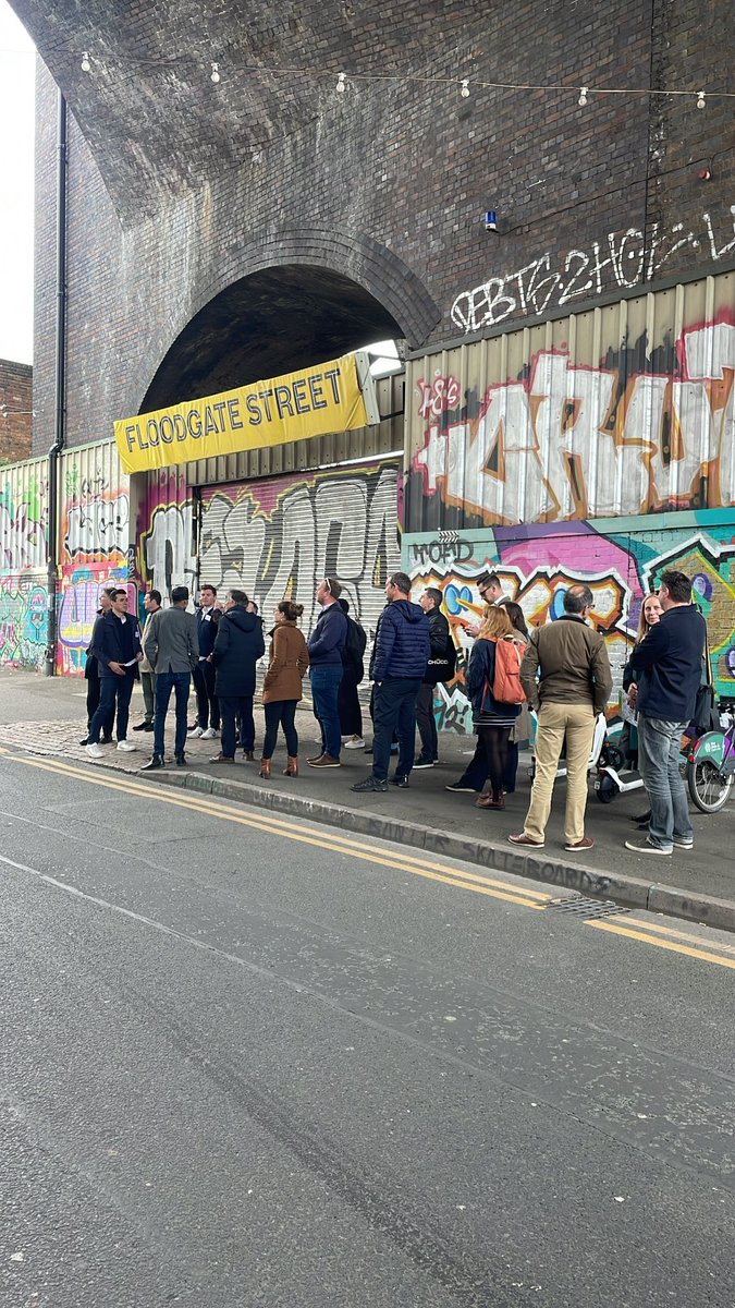 @BhamCityCouncil @howells_makes @ArcadisUK @ArcadisGlobal @mason_selina @Lendlease Walking tour of #digbeth! Led by @howells_makes we’re touring the key sites, including the Typhoo Tea building, Loc Studios, The Bond, Timber Yard, #CustardFactory, Smithfield, Old Crown
#OurFutureCityPlan