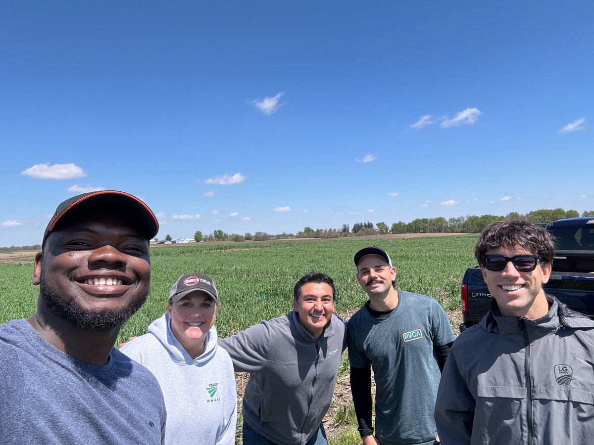 Yesterday was a beautiful day at the Monmouth Research Center. We collected cover crop biomass for 2 @ILSoybean funded projects. Today the crew collects biomass at the Orr Research Center. @PrezaFontes