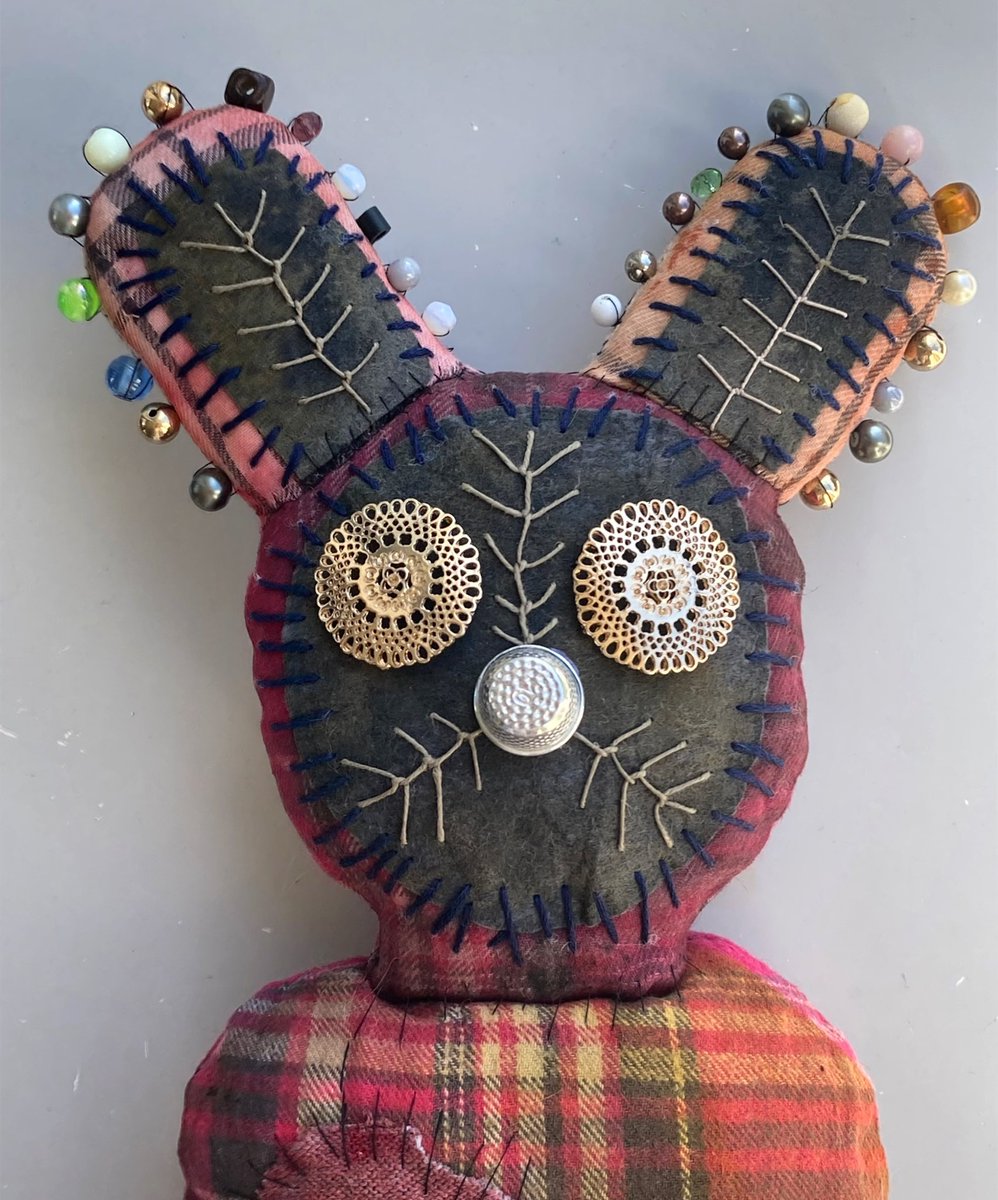 A new abstract creature doll I’ve been working on. Made with; different threads, acrylic painting on recycled fabrics, recycled polyester cushion stuffing, bits of my old jewellery and a thimble. .. #recycledart #foundobjects #mixedmediatextiles #artdoll #folkart