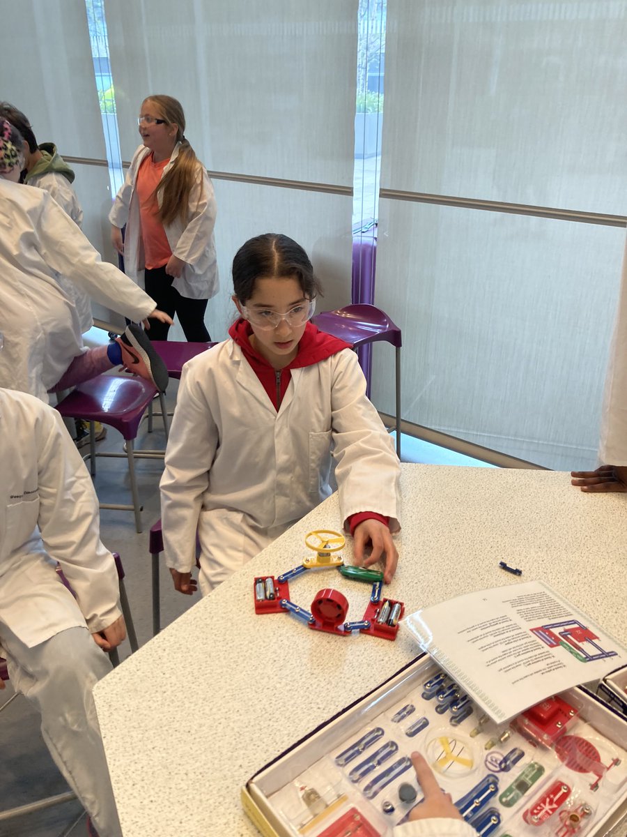 Physicists having a great time circuit mania! We are all having so much fun learning scientifically @TheCrick