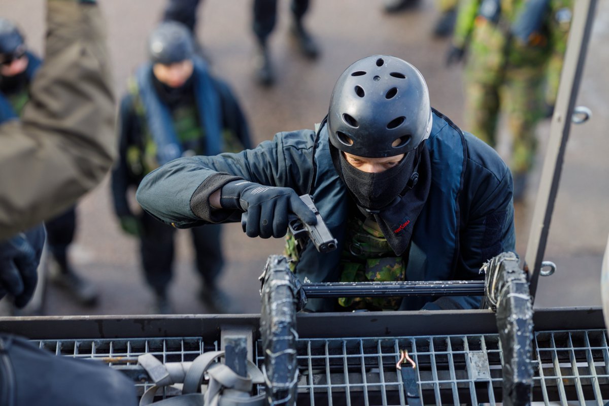 rannikkopr's tweet photo. Sotilaspoliisikomppaniassa annettaan monipuolista koulutusta! Tällä viikolla on koulutettu toimintaa alustarkastusosastossa yhteistoiminnassa Suomenlahden merivartioston kanssa. Tehtävät ovat haastavia, mutta kovia ovat soturitkin!
#MERIV #SLMV #RPR https://t.co/v5NwoftmCe