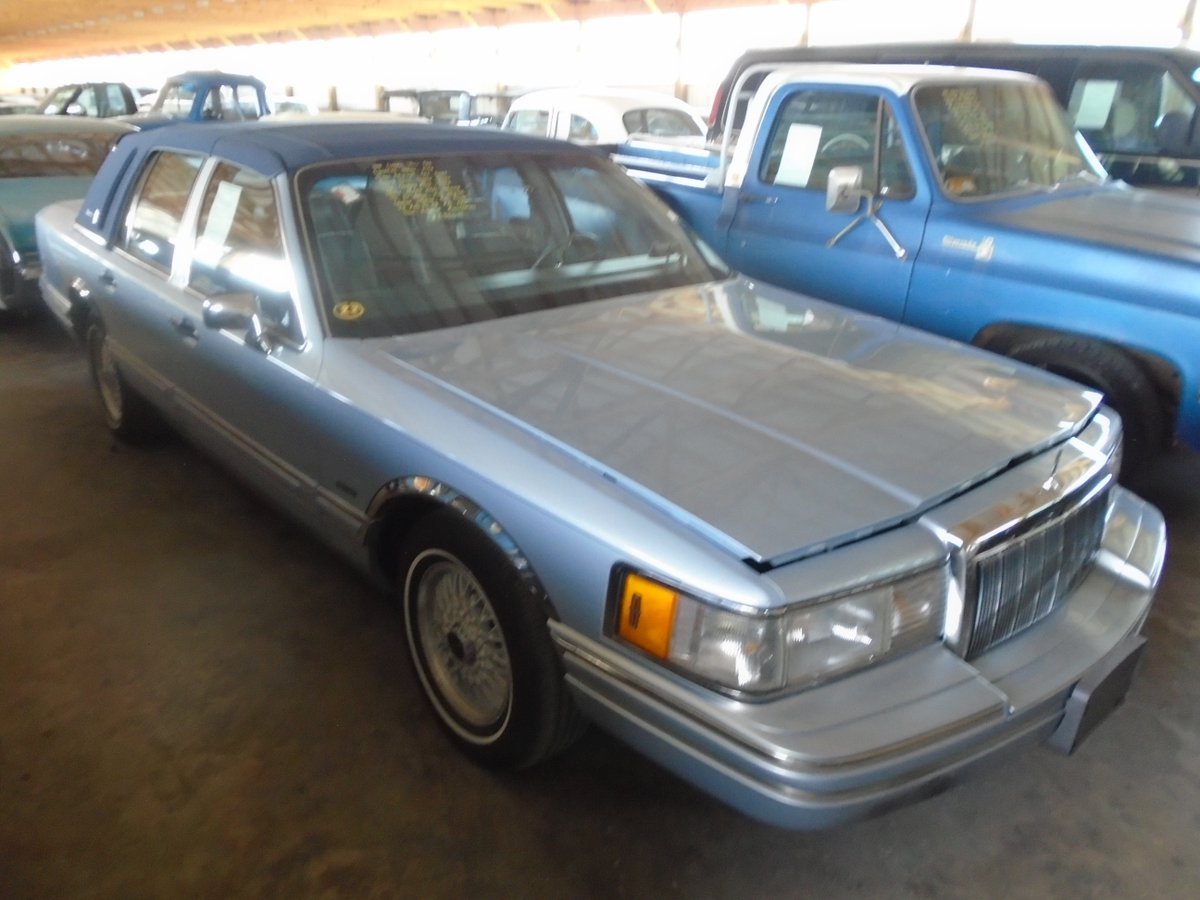 55lincoln / YouTube, 1992 Lincoln Town Car Signature Series. he Lincoln Town Car Signature Series's engine is a naturally aspirated petrol, 4.6 litre, single overhead camshaft 90 degree V 8 cylinder with 2 valves per cylinder. This powerplant has an output of 190 bhp. at 4200 rpm